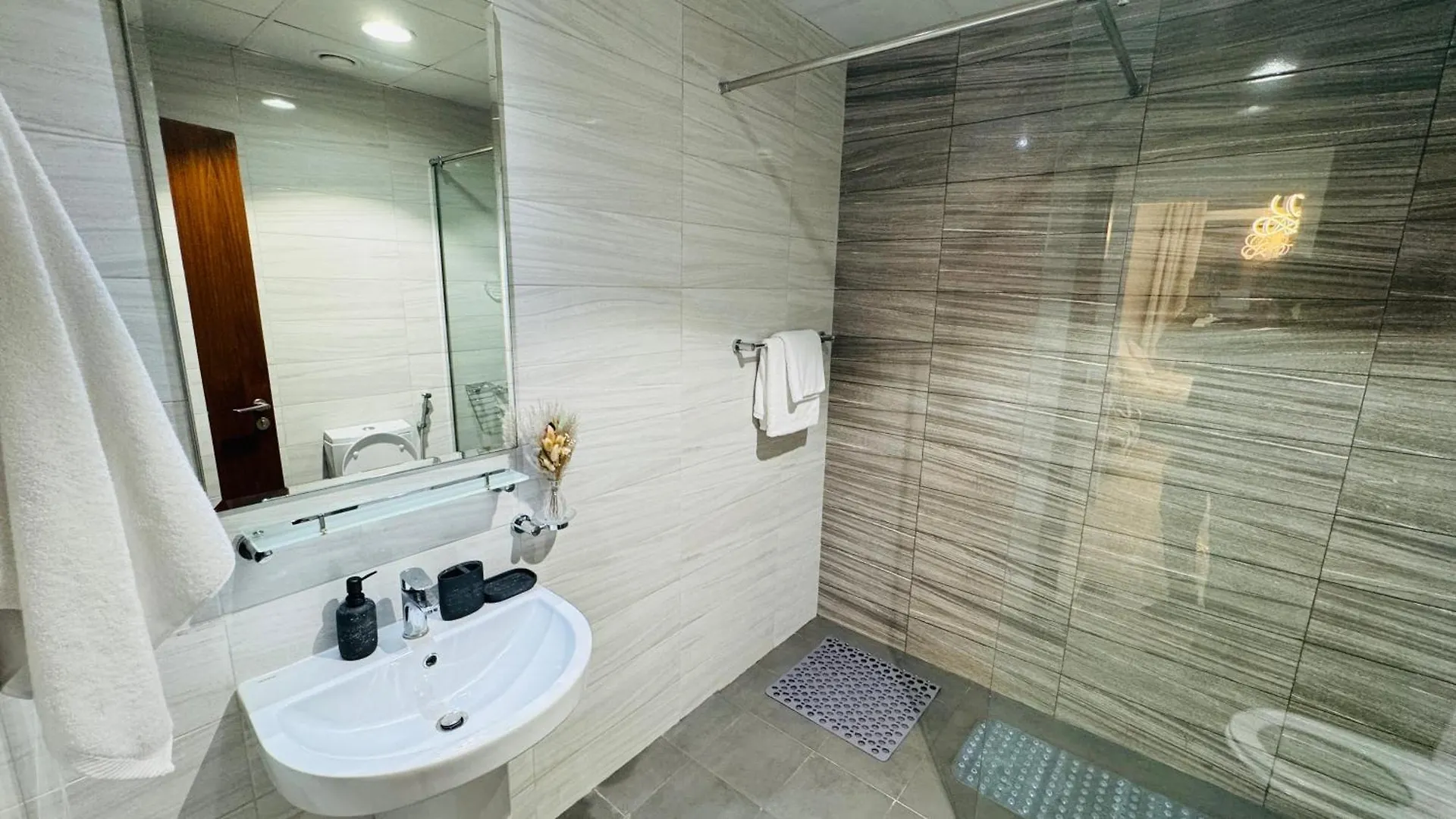 Appartement Modern Accommodations In Dunya Dubai'S Heart, Dubai Mall, Dubai Fountain And Burj Khalifa Getaway, Spectacular Views, 3-5 Minutes To Dubai Mall, Dubai Fountain & Burj Khalifa