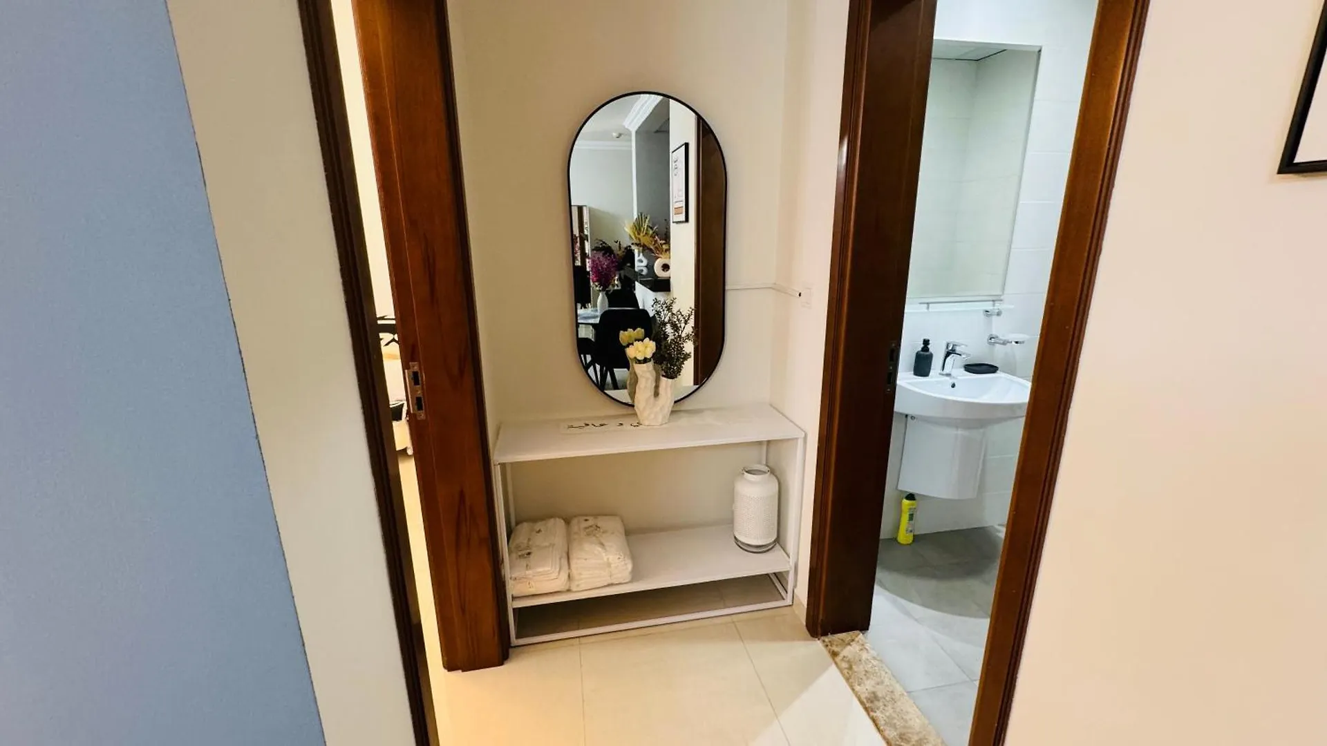 Modern Accommodations In Dunya Dubai'S Heart, Dubai Mall, Dubai Fountain And Burj Khalifa Getaway, Spectacular Views, 3-5 Minutes To Dubai Mall, Dubai Fountain & Burj Khalifa 0*,  Verenigde Arabische Emiraten