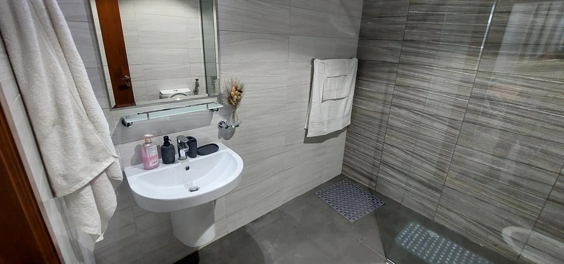 Modern Accommodations In Dunya Dubai'S Heart, Dubai Mall, Dubai Fountain And Burj Khalifa Getaway, Spectacular Views, 3-5 Minutes To Dubai Mall, Dubai Fountain & Burj Khalifa 0*,  Verenigde Arabische Emiraten